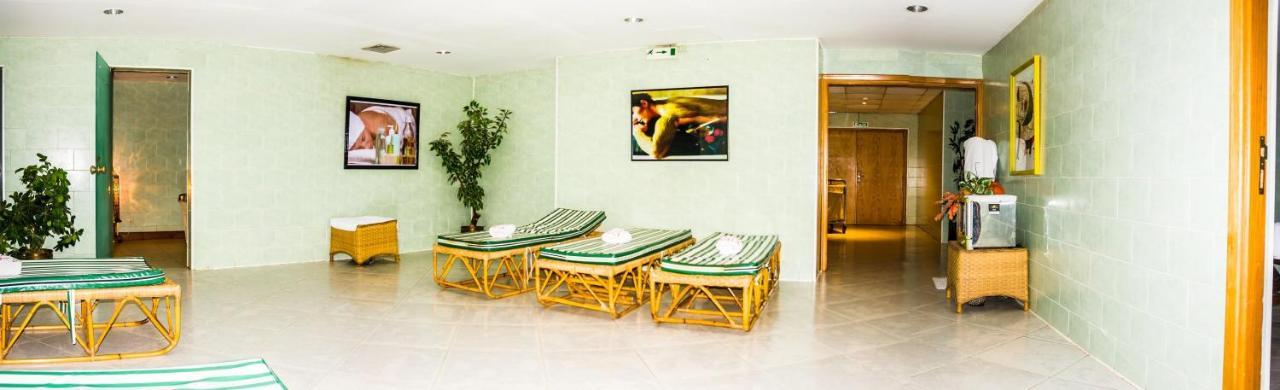 朱莉维尔高尔夫度假村 沙姆沙伊赫 外观 照片 Massage beds at a spa