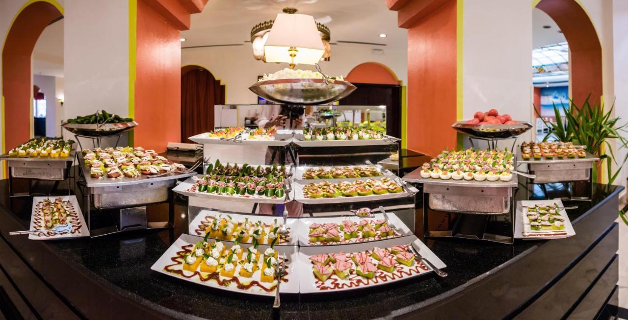 朱莉维尔高尔夫度假村 沙姆沙伊赫 外观 照片 A buffet at a hotel