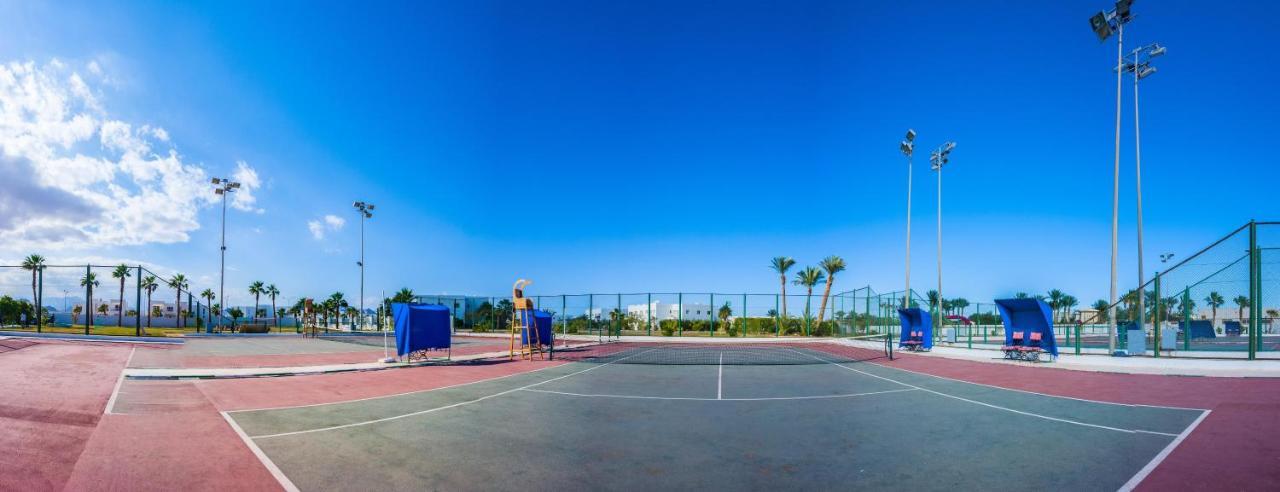 朱莉维尔高尔夫度假村 沙姆沙伊赫 外观 照片 Tennis courts at the complex