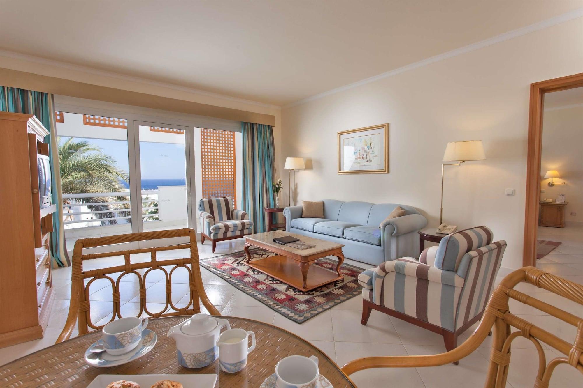 朱莉维尔高尔夫度假村 沙姆沙伊赫 外观 照片 A living room in a suite at the Hilton Sharm El Sheikh Resort